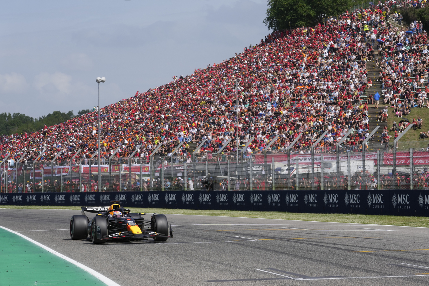 Gp Imola, Verstappen trionfa davanti a Norris e Leclerc: 5° Sainz