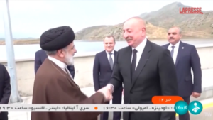 Iran, la stretta di mano tra Raisi e Aliyev prima dell’incidente in elicottero