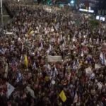 Israele, in migliaia a Tel Aviv tornano a chiedere le dimissioni di Netanyahu e nuove elezioni