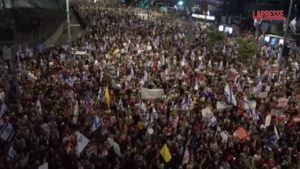 Israele, in migliaia a Tel Aviv tornano a chiedere le dimissioni di Netanyahu e nuove elezioni