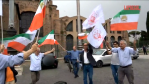 Roma, i rifugiati iraniani ballano per la morte di Raisi
