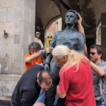 Juliane Assange, protesta a Milano contro il no del Comune al monumento “Anything to say?”