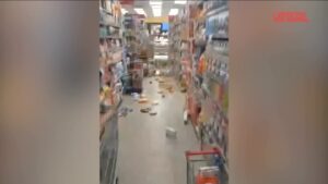 Terremoto Campi Flegrei, merce sbalzata a terra in un supermercato a Pozzuoli