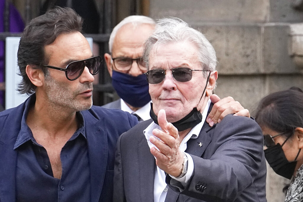 Alain Delon, il figlio Anthony in lacrime: “Ha il diritto di terminare la sua vita dove vuole”