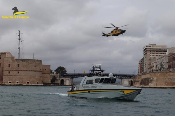Taranto, scoperto traffico internazionale di ‘cetrioli di mare’: 21 arresti