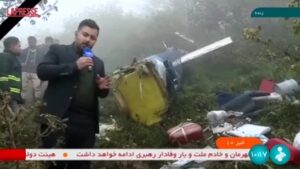 Raisi, tv di stato iraniana mostra i resti dell’elicottero