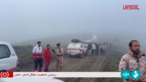 Iran, morto Raisi: i soccorritori sul luogo dell’incidente