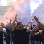 Taxi, manifestazione nazionale a Roma: fumogeni, petardi e cori contro Uber