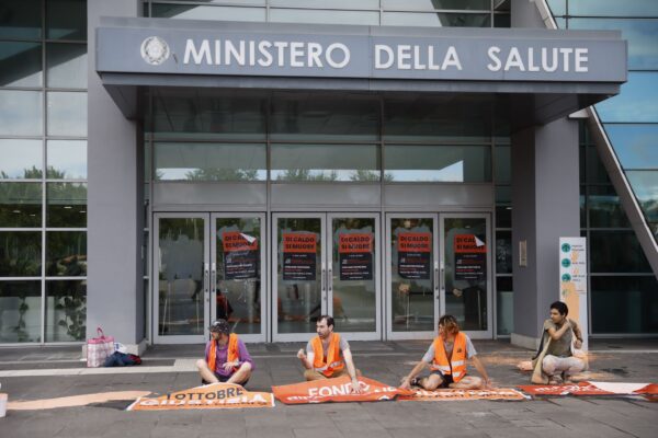 Roma, blitz Ultima Generazione: vernice arancione contro ministero Salute