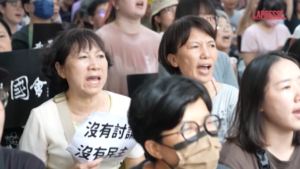 Taiwan, 3.000 manifestanti protestano fuori dal Parlamento