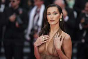 Festival di Cannes, Bella Hadid e l’abito trasparente: le foto delle star sul red carpet