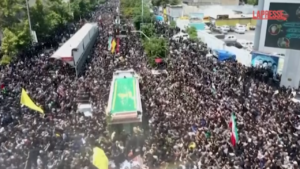 Iran, Teheran gremita per l’ultimo saluto al presidente Raisi