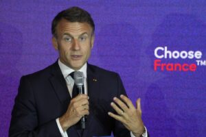 Emmanuel Macron incontra Brad Smith Ceo Microsoft a Issy-les-Moulineaux