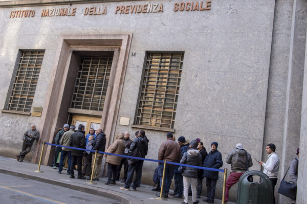 Torino, reddito di cittadinanza: primo giorno per richiedere la domanda