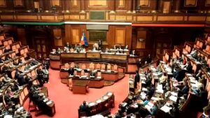 Premierato, opposizioni sventolano la Costituzione in Senato