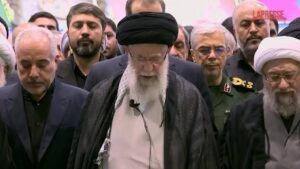 Iran, guida suprema Khameni presiede i funerali di Raisi