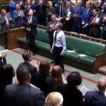 Londra, torna in Parlamento dopo l’amputazione di mani e piedi: standing ovation