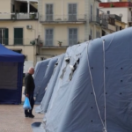 Terremoto ai Campi Flegrei: nel porto di Pozzuoli le tende allestite dalla Protezione Civile