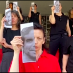 Gaza, manifestanti a Tel Aviv con le foto strappate degli ostaggi