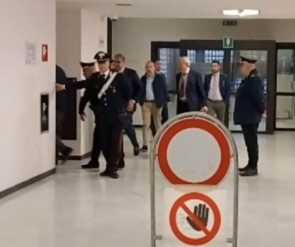 Giovanni Toti esce dal tribunale di Genova dopo l'interrogatorio di garanzia