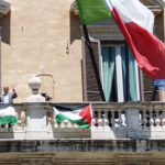 Camera, esposte bandiere Palestina sul balcone principale: poi rimosse
