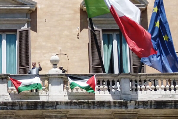 Roma, Stefano Apuzzo espone delle bandiere della Palestina sulla facciata della Camera dei Deputati
