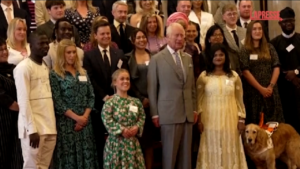 Re Carlo, i vincitori del Prince’s Trust Award a Buckingham Palace