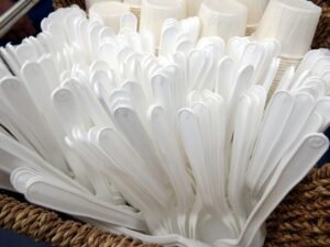 Ue, aperta infrazione contro l’Italia sulla plastica monouso