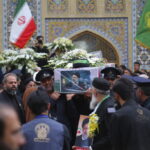 Iran, la sepoltura di Raisi a Mashhad: in migliaia porgono ultimo saluto