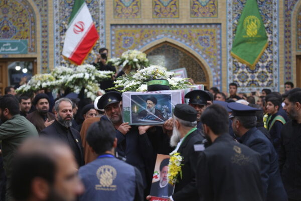 Iran, la sepoltura di Raisi a Mashhad: in migliaia porgono ultimo saluto