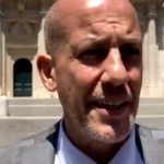 Bandiere palestinesi alla Camera, Apuzzo: “Ricordo a istituzioni massacro in corso”