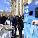 Riciclo, Corepla consegna a Papa Francesco una nuova macchina salva plastica