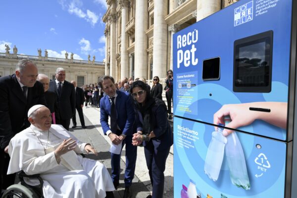 Riciclo, Corepla consegna a Papa Francesco una nuova macchina salva plastica