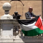 Camera, due bandiere della Palestina sulla facciata di Montecitorio