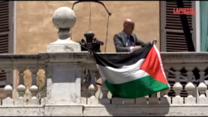 Camera, due bandiere della Palestina sulla facciata di Montecitorio