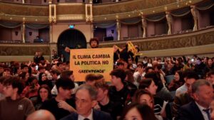 Clima, Salvini contestato da attivisti di Greenpeace a Trento