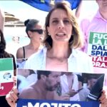 Balneari, flash mob Stati Uniti d’Europa al Papeete: recintati sdraio e ombrelloni