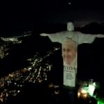 Rio de Janeiro, il Cristo Redentore illuminato per il nuovo libro del Papa