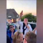 Germania, cori anti-stranieri e saluti nazisti: indigna video dei giovani ‘vip’