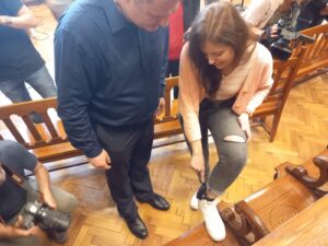 Ilaria Salis in tribunale a Budapest per la prima volta senza catene