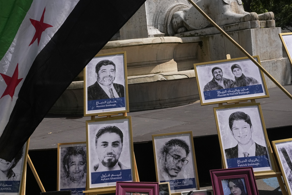 Siria, tre alti ufficiali condannati a Parigi per crimini di guerra Siria, tre alti ufficiali condannati a Parigi per crimini di guerra