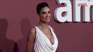 Cannes, red carpet al Gala AmfAR: da Demi Moore a Cher, la sfilata delle star