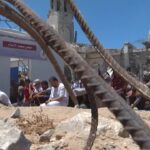 Gaza, palestinesi pregano in moschea distrutta a Khan Younis