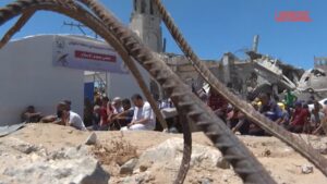 Gaza, palestinesi pregano in moschea distrutta a Khan Younis