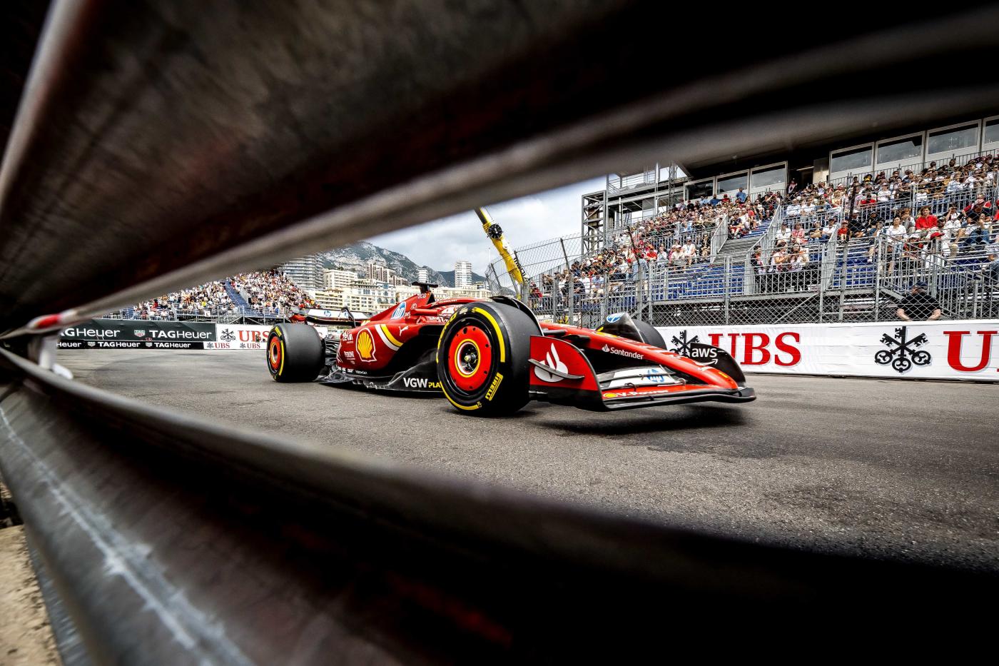 Gp Monaco, pole per Leclerc su Ferrari. Solo sesto Verstappen