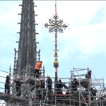 Parigi, riposizionata la croce in cima alla cattedrale di Notre Dame