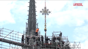 Parigi, riposizionata la croce in cima alla cattedrale di Notre Dame