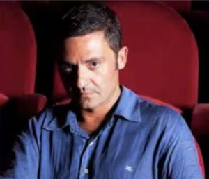 Milano, aggredito il giornalista Alberto Dandolo: “Ti devi fare i c… tuoi”