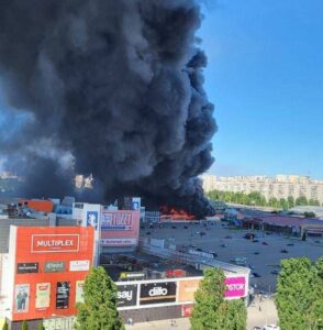 Ucraina, raid russo su ipermercato a Kharkiv: morti e dispersi