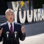 Ucraina, Stoltenberg: “Via divieto a Kiev di colpire obiettivi in Russia”